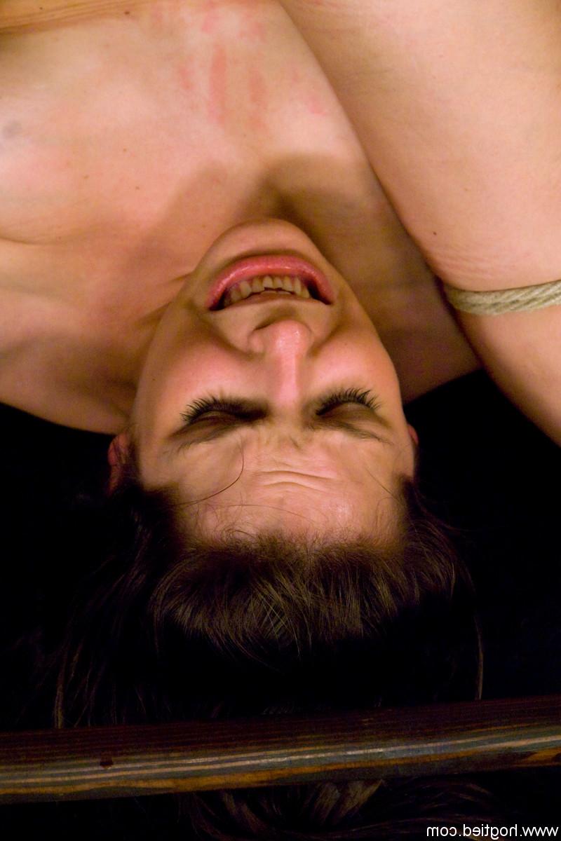 20P A gata excitada Bobbi Starr tem sua vulva molhada e seu ânus brincado em uma pose incomum