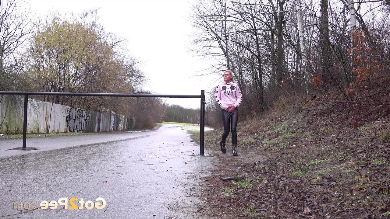 15P A loira Claudia Macc mija na calçada molhada durante o dia