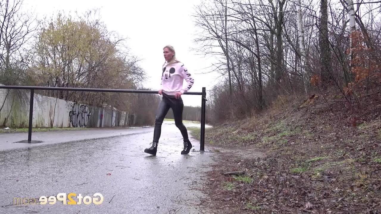 15P A loira Claudia Macc mija na calçada molhada durante o dia