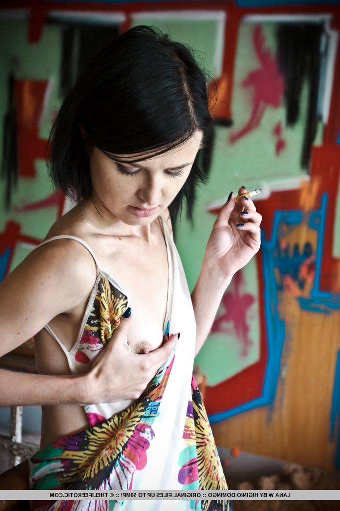 16P A pequena adolescente Lana W fuma um cigarro antes de tocar sua fenda apertada