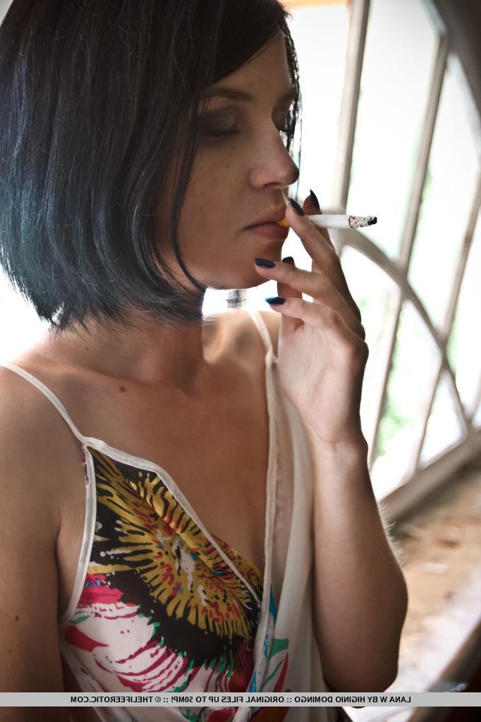 16P A pequena adolescente Lana W fuma um cigarro antes de tocar sua fenda apertada