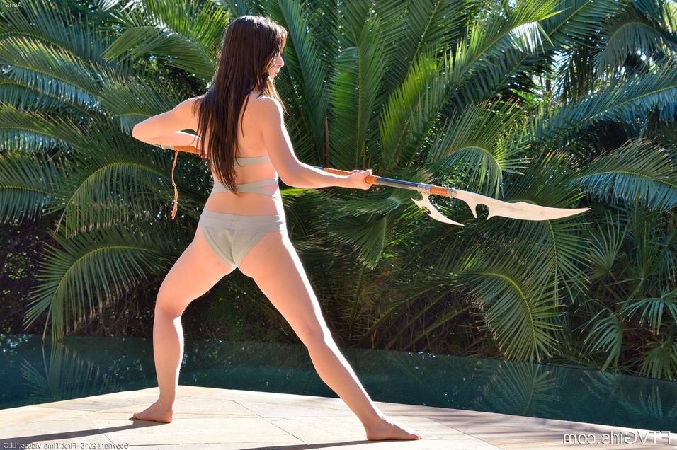 16P Jovencita sexy se desnuda para tumbarse al sol mientras limpia la piscina