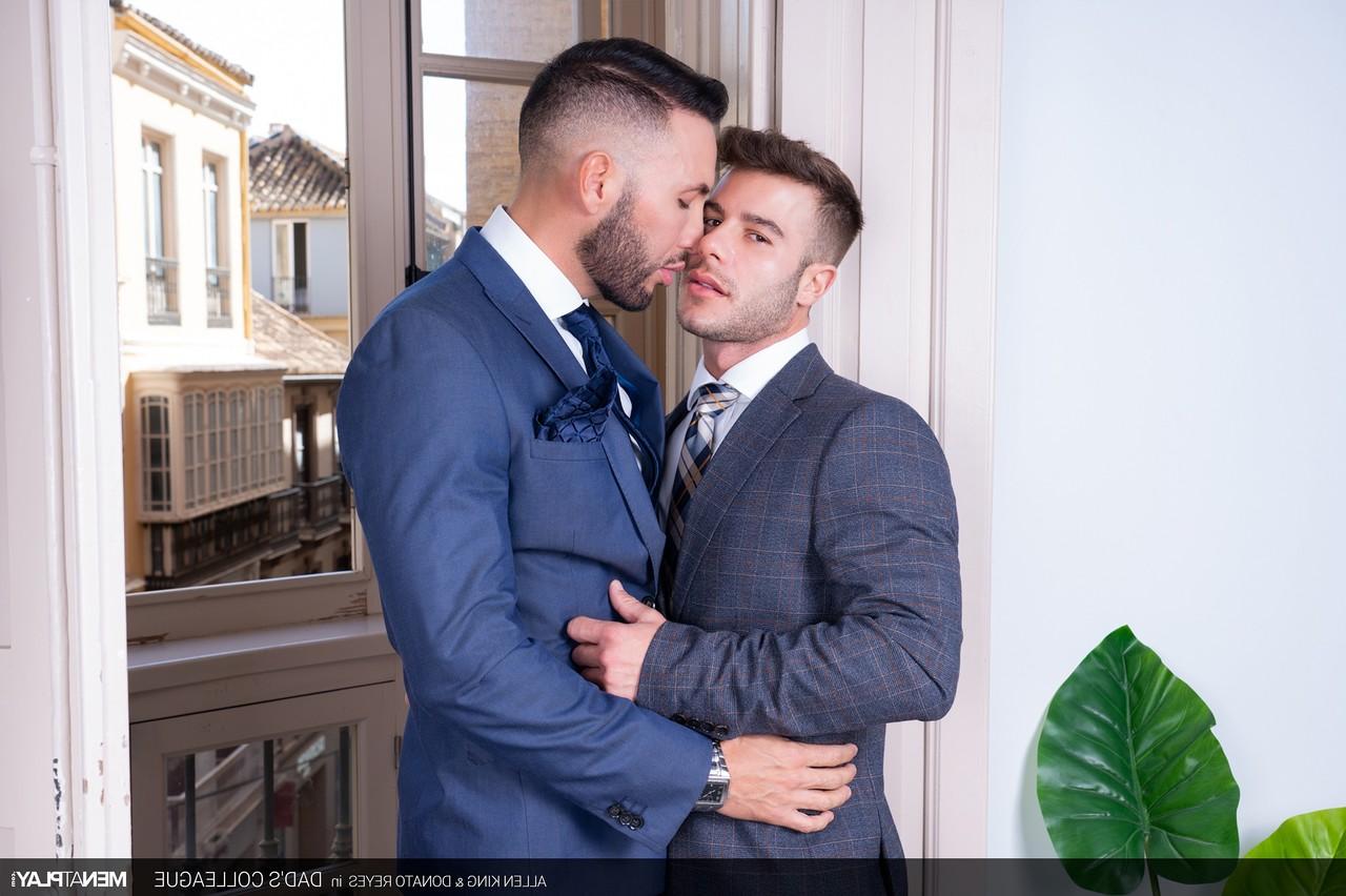 20P Bottom Allen King sendo cercado e fodido pelo gostoso gay Donato Reyes