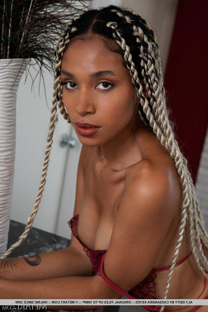 18P Adolescente negra com cabelos longos e uma bunda perfeita Aly Deity fica nua no banheiro