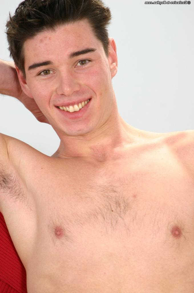 20P Karel, un gay mignon et excité, enlève ses vêtements et sort son énorme trique