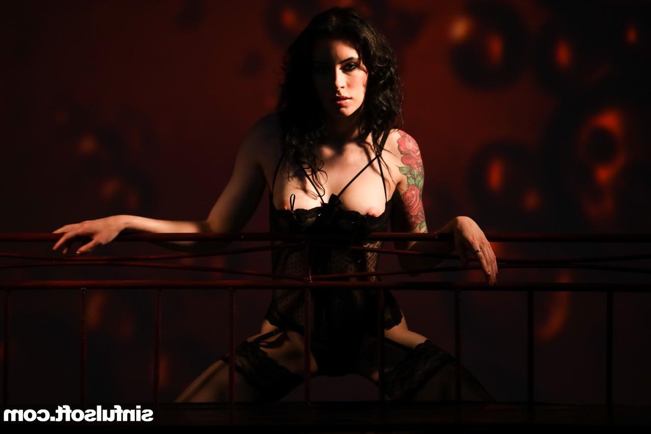 20P Safada MILF em lingerie gostosa Anna de Ville brinca com seu parceiro vendado