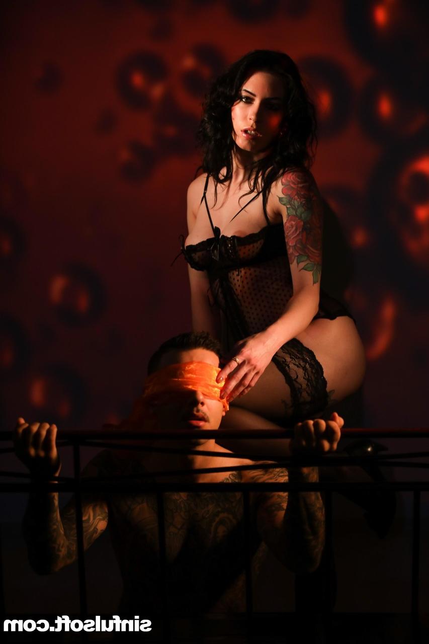 20P Safada MILF em lingerie gostosa Anna de Ville brinca com seu parceiro vendado