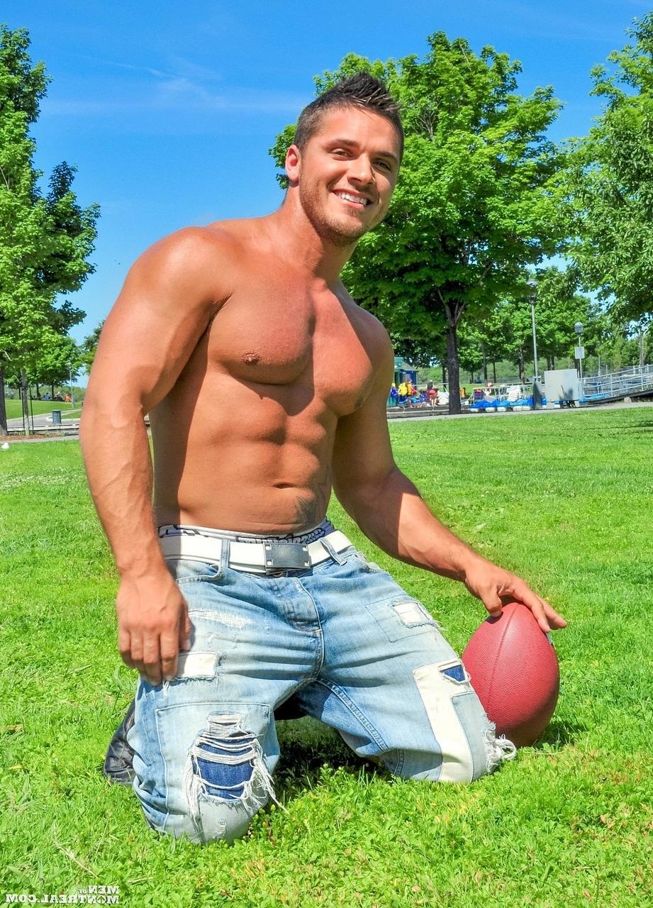 14P O gay musculoso Shawn Balfour mostra seu pau grande e seu buraco de amor anal apertado