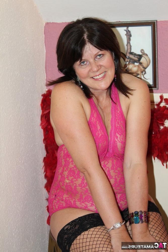 16P A morena madura Cassandra Uk se masturba com um vibrador em meias de malha