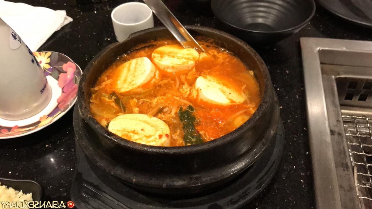 20P La japonesa Star muestra su gran trasero con una corrida sobre ella