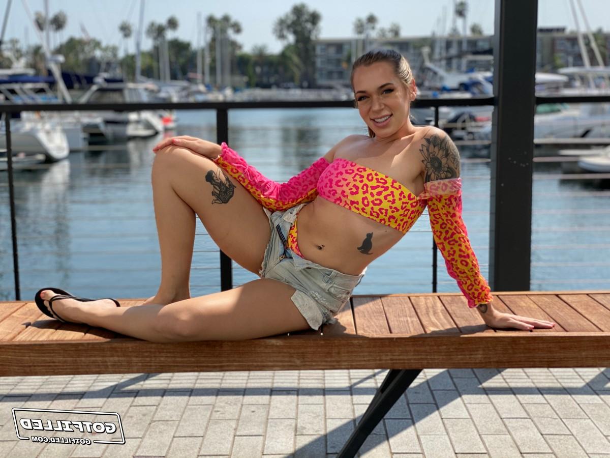 20P Rory Knox modèle dans une marina avant une baise et du sperme dégoulinant de sa chatte
