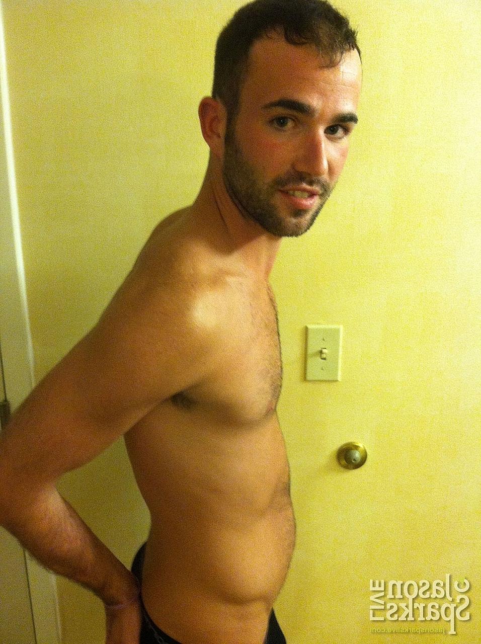 20P O moreno gay peludo Alex Mason de costas sendo fodido por Landon Wright