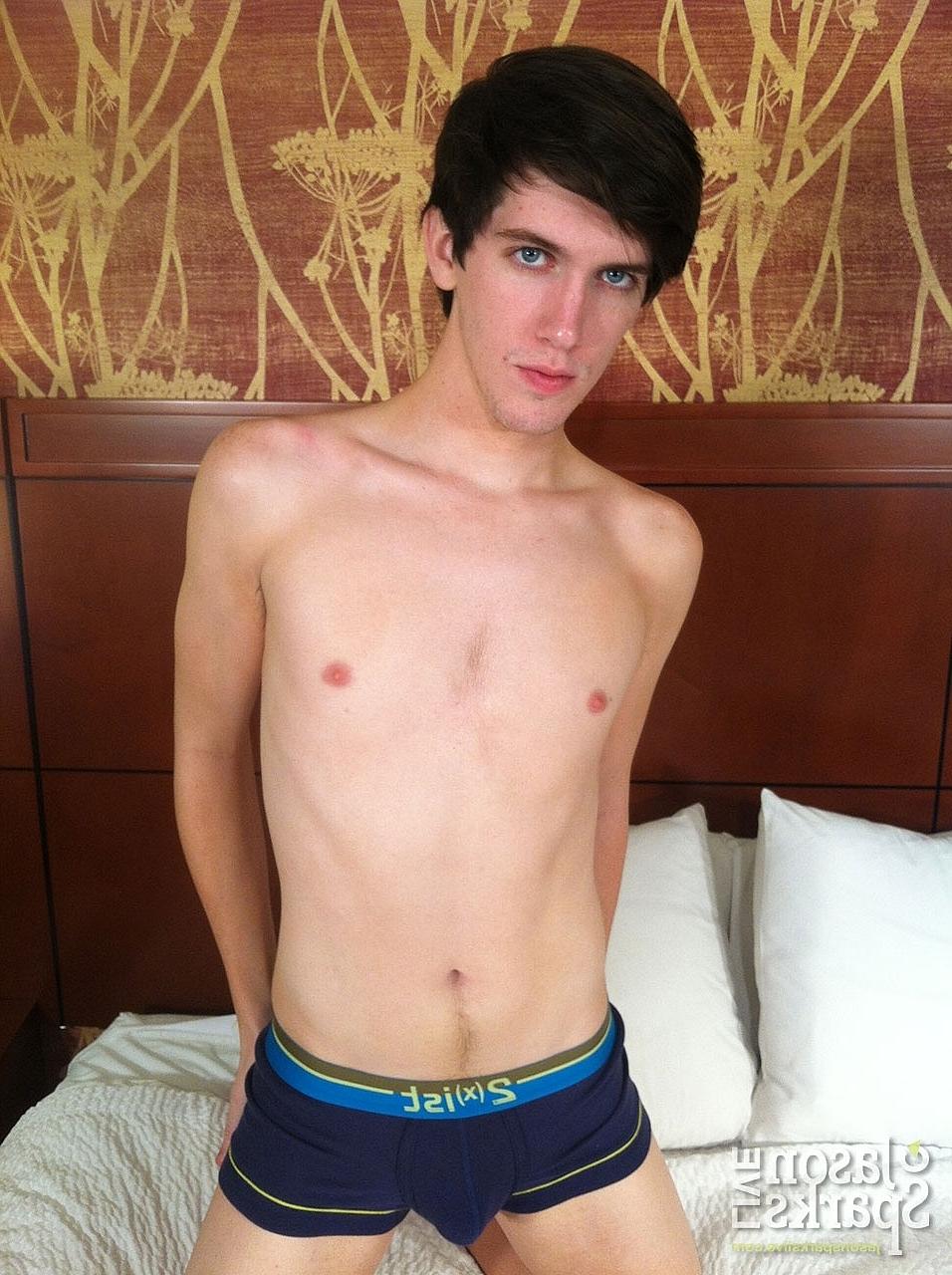 20P O moreno gay peludo Alex Mason de costas sendo fodido por Landon Wright