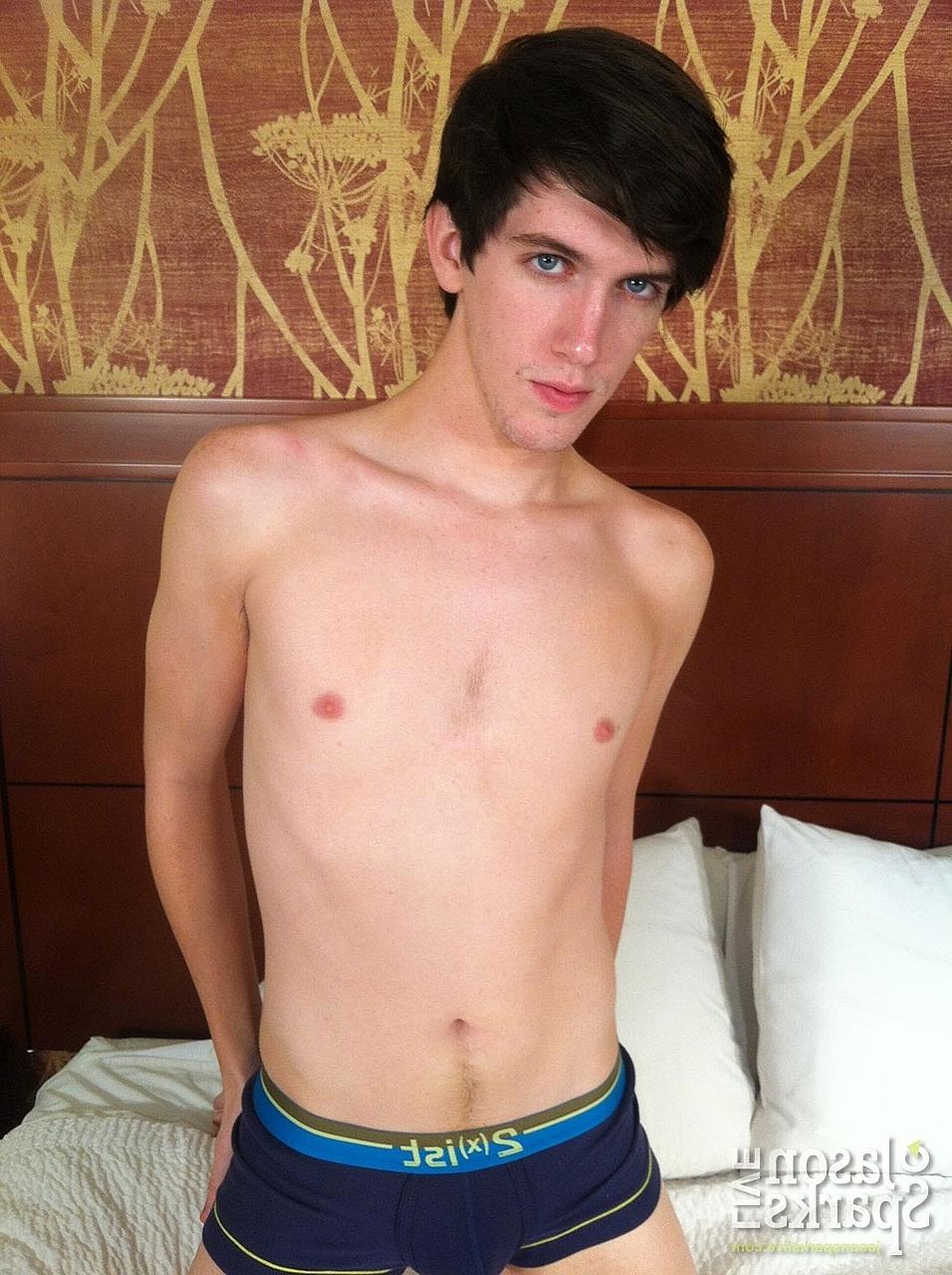 20P O moreno gay peludo Alex Mason de costas sendo fodido por Landon Wright