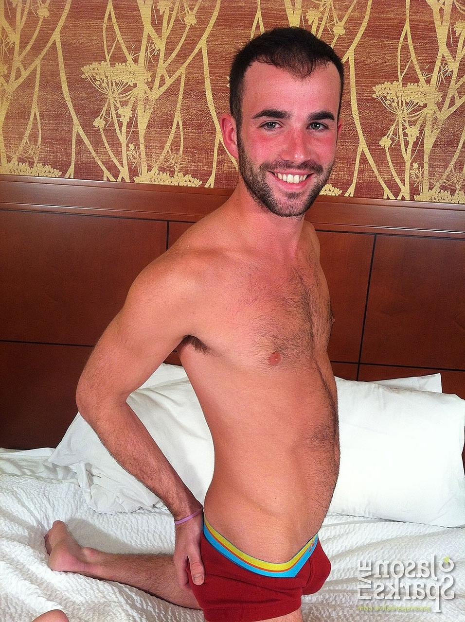 20P O moreno gay peludo Alex Mason de costas sendo fodido por Landon Wright