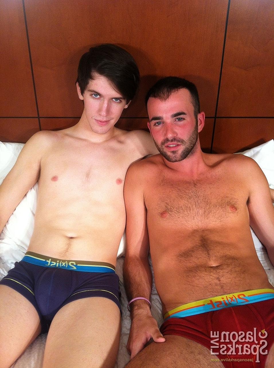 20P O moreno gay peludo Alex Mason de costas sendo fodido por Landon Wright