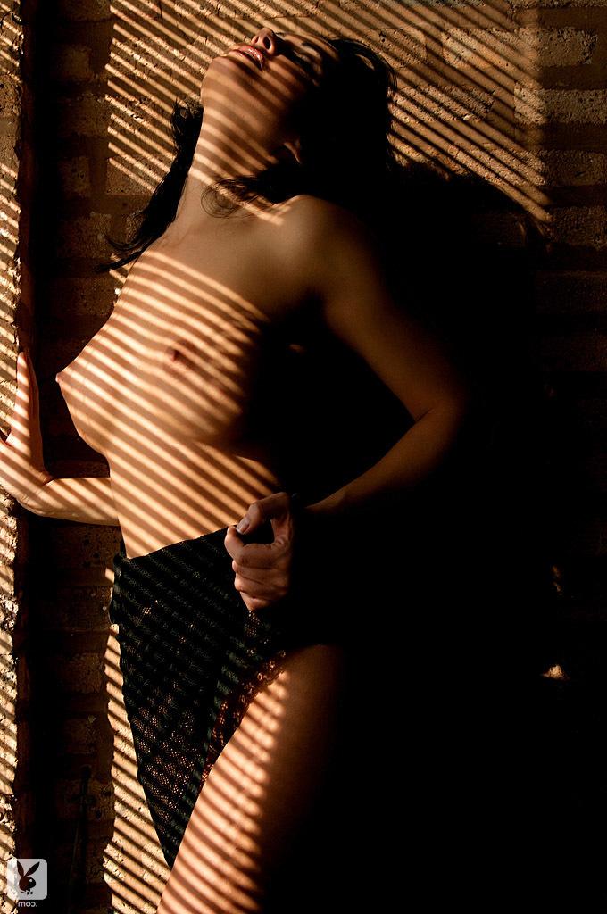 15P Tiffany Fallon, une femme mature et érotique, pose de manière séduisante avec ses gros seins, nue.