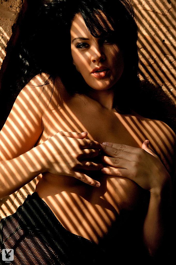 15P Tiffany Fallon, une femme mature et érotique, pose de manière séduisante avec ses gros seins, nue.