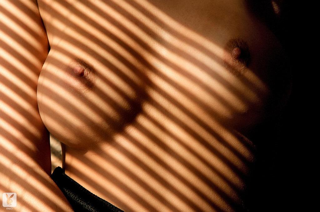 15P Tiffany Fallon, une femme mature et érotique, pose de manière séduisante avec ses gros seins, nue.