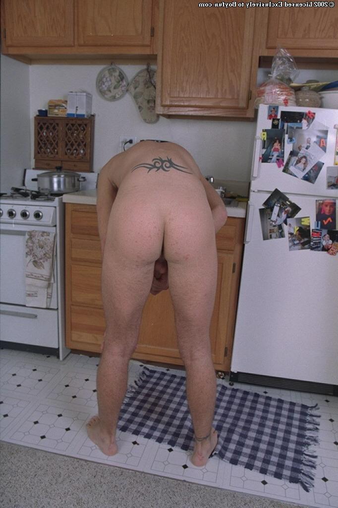 20P Ken gay caucasiano fica nu e se masturba no chão da cozinha