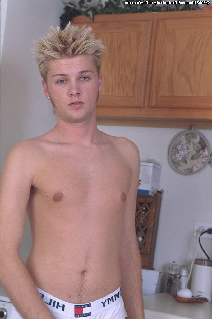 20P Ken gay caucasiano fica nu e se masturba no chão da cozinha