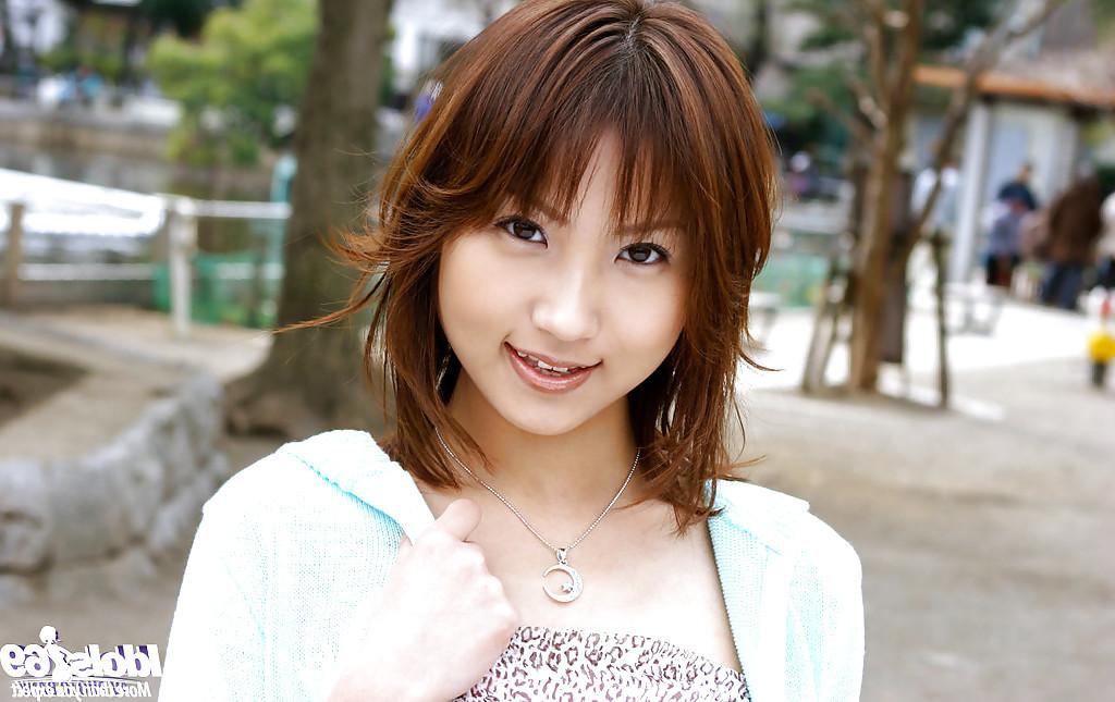 12P Haruka Morimura, jolie amatrice asiatique, enlève ses vêtements.