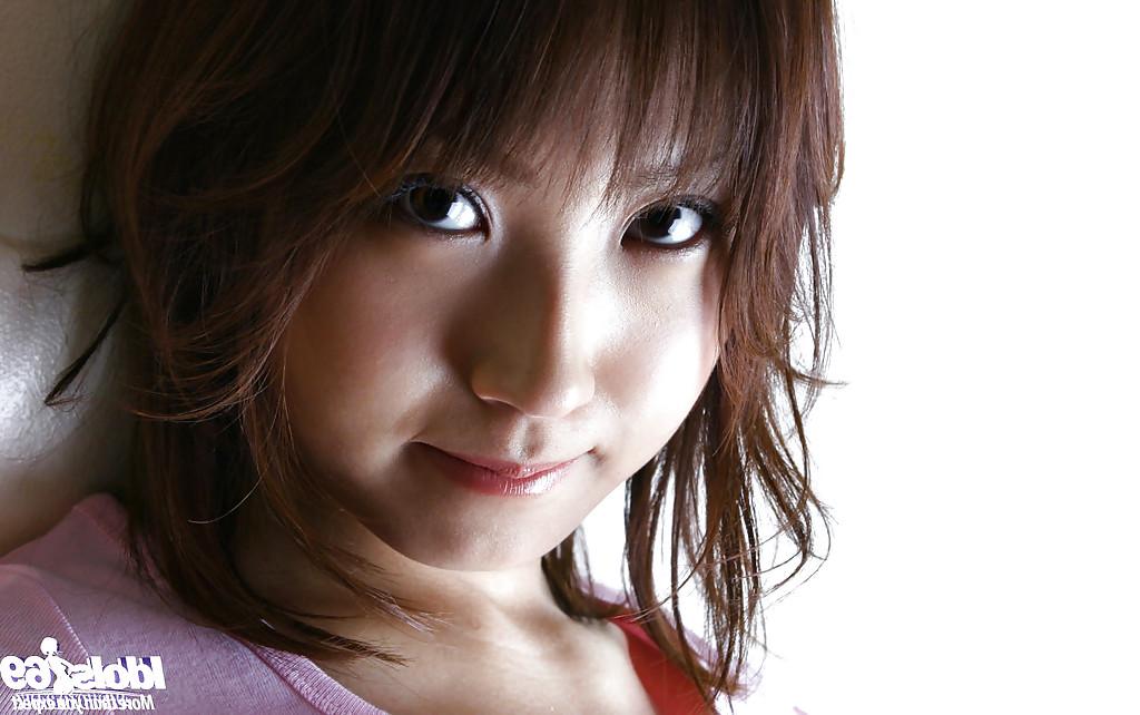 12P Haruka Morimura, jolie amatrice asiatique, enlève ses vêtements.
