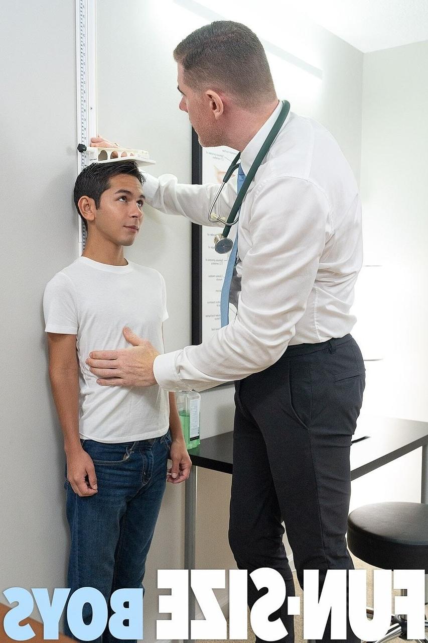 20P El jovencito caliente Damien recibe una paja mientras tiene sexo anal con un médico macizo