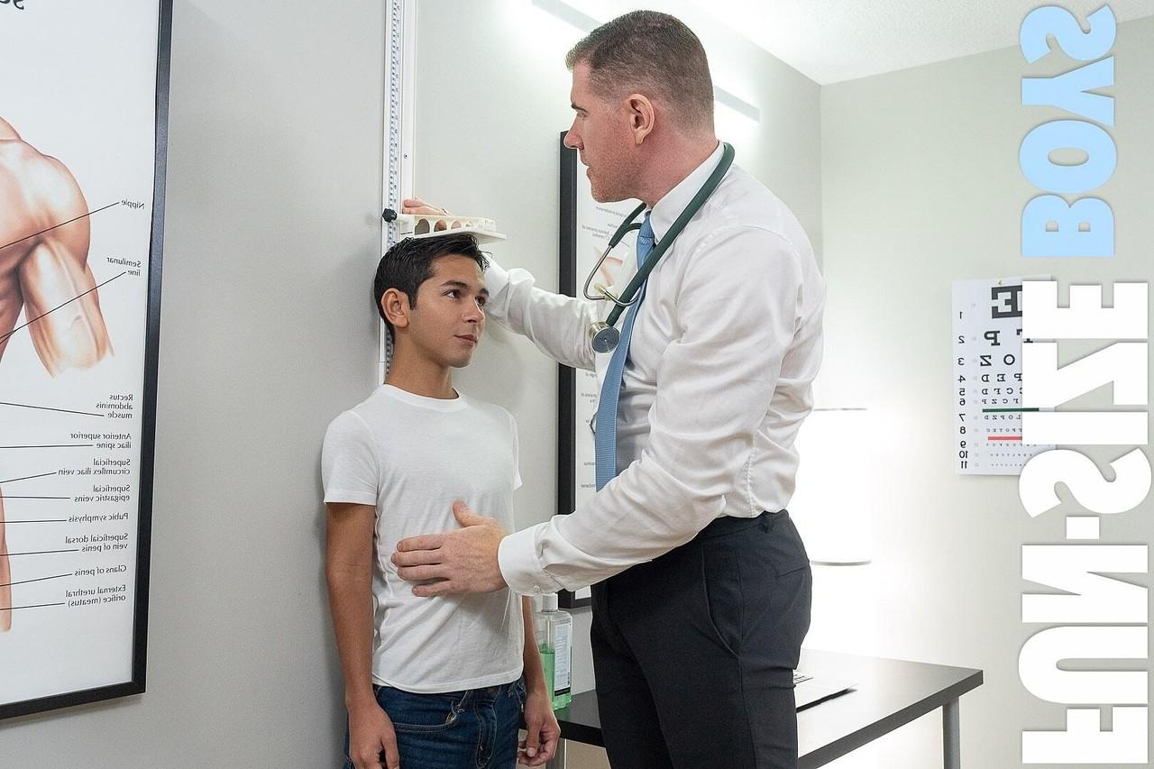 20P El jovencito caliente Damien recibe una paja mientras tiene sexo anal con un médico macizo