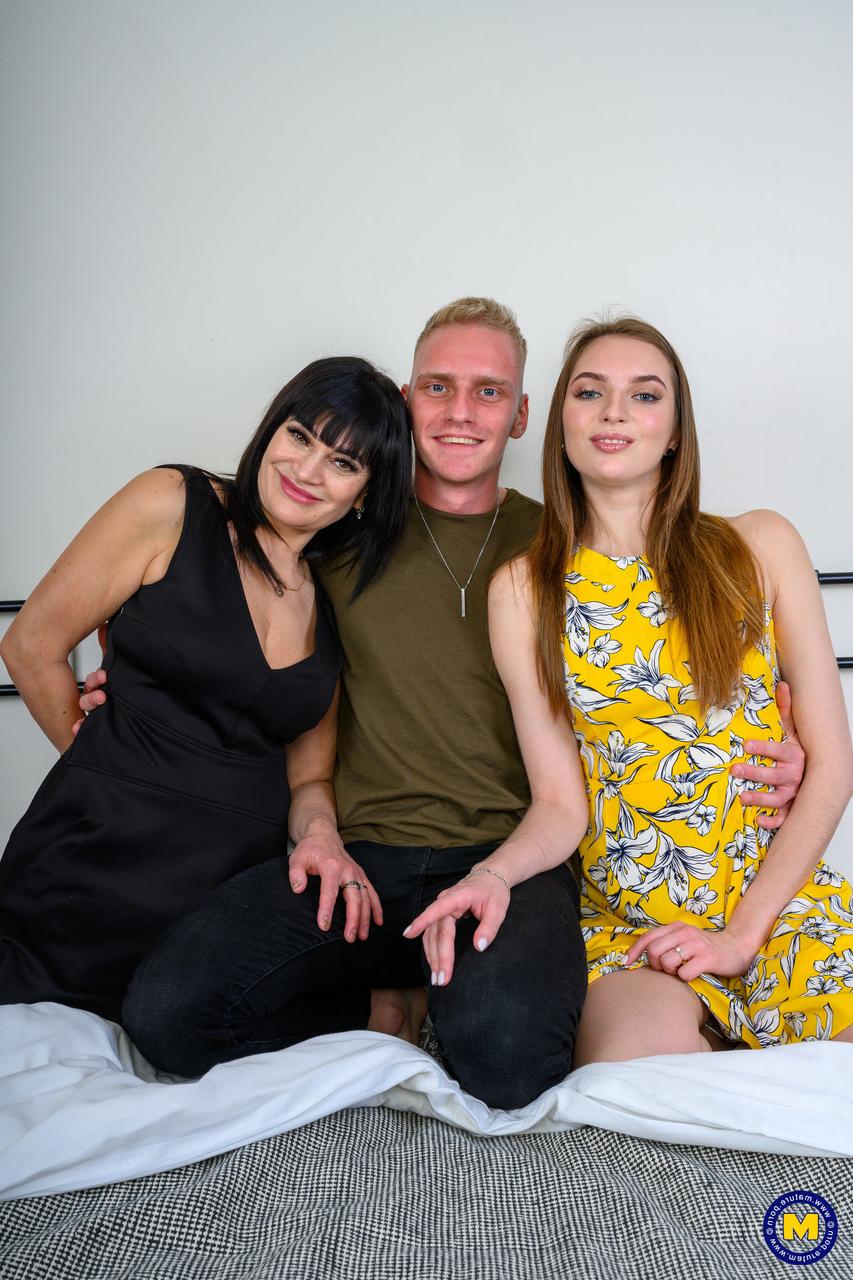 20P La MILF coquine Lola S profite d'un trio torride FFM avec un jeune couple.