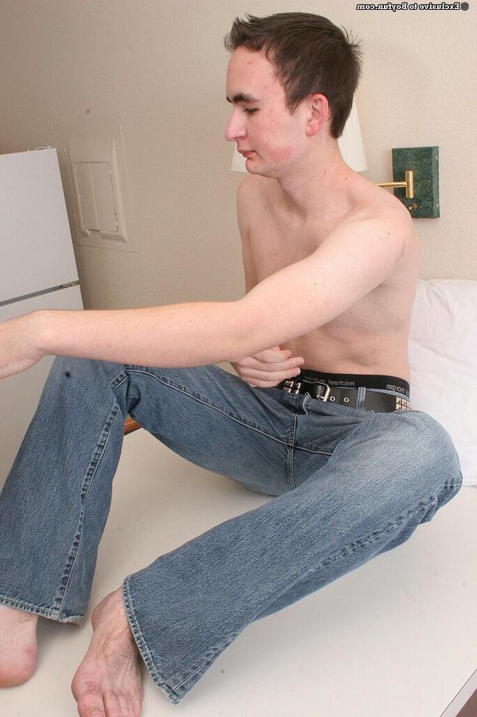 20P La mince brune gay Blake révèle ses pieds et son cul sexy avant de se masturber