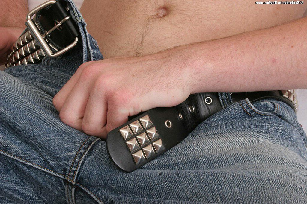 20P La mince brune gay Blake révèle ses pieds et son cul sexy avant de se masturber