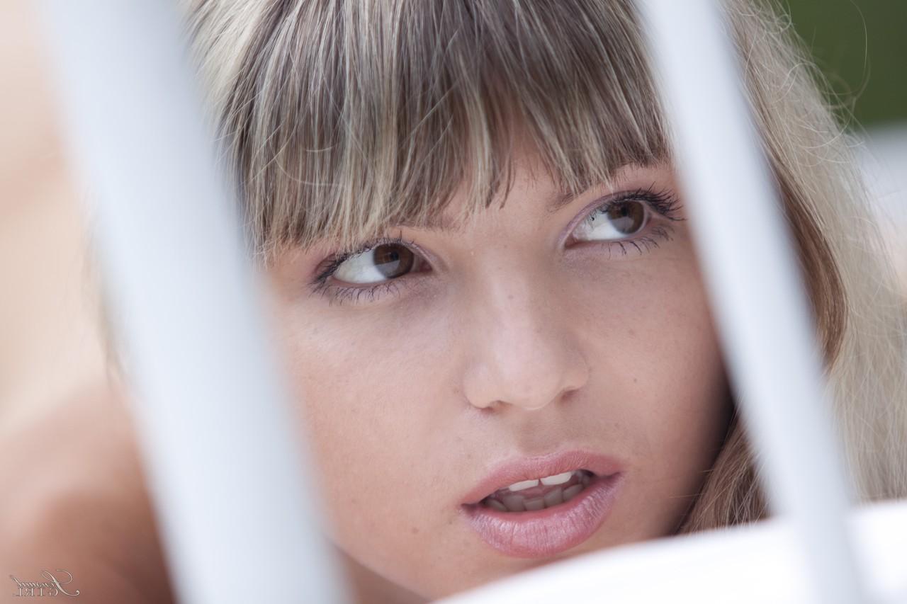20P A adolescente russa magrinha Gina Gerson perdendo sua lingerie branca sexy ao ar livre