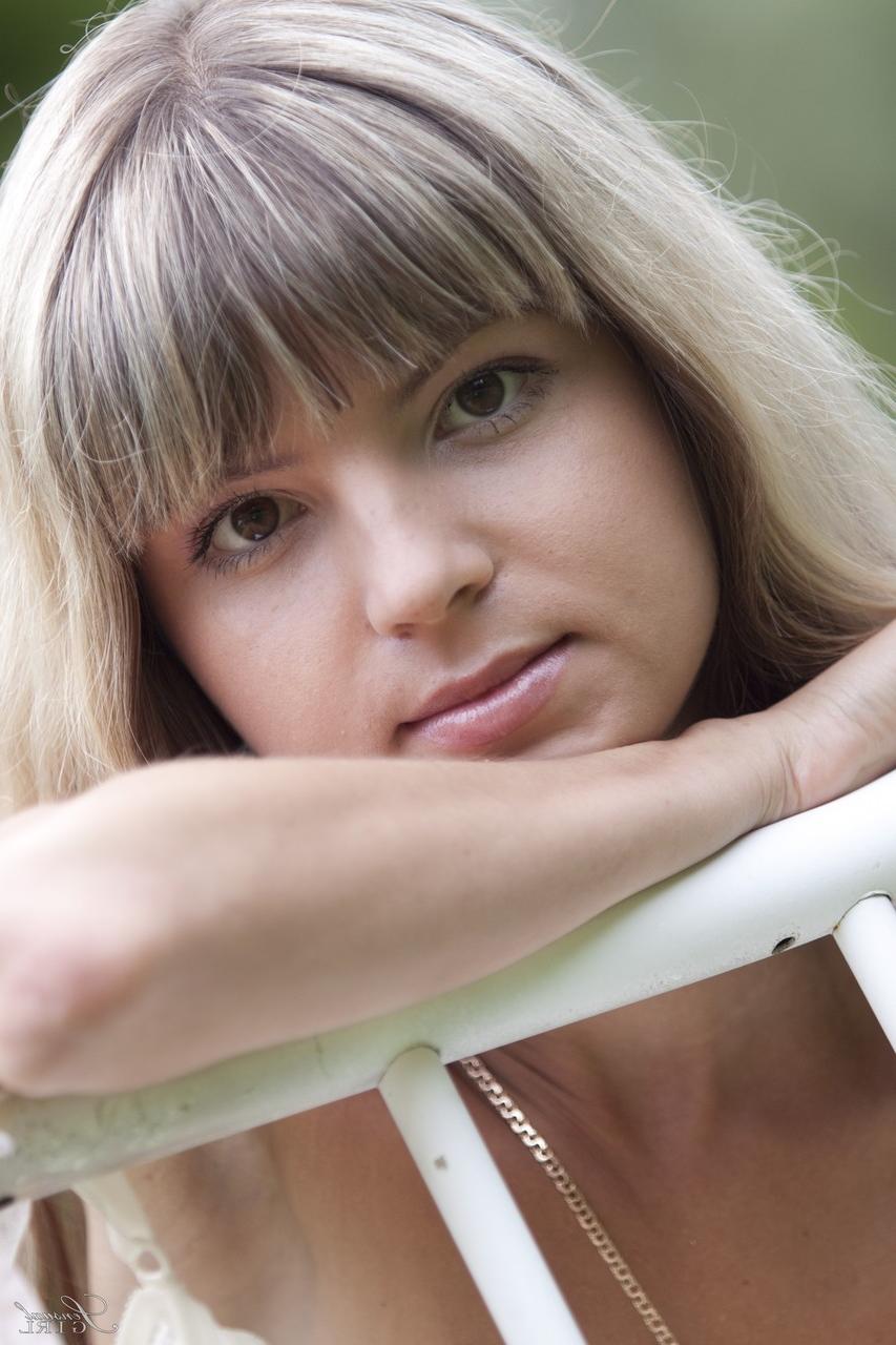 20P A adolescente russa magrinha Gina Gerson perdendo sua lingerie branca sexy ao ar livre