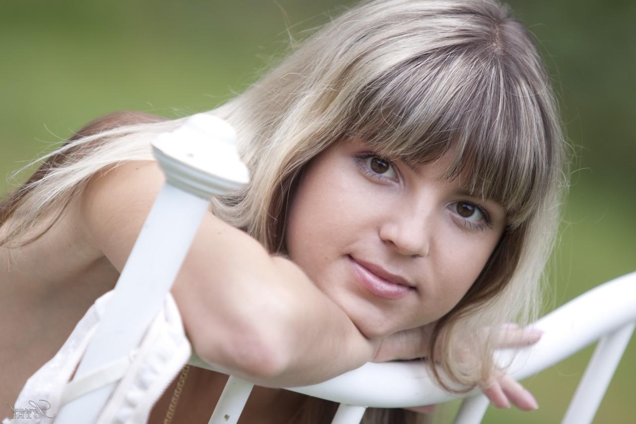 20P A adolescente russa magrinha Gina Gerson perdendo sua lingerie branca sexy ao ar livre