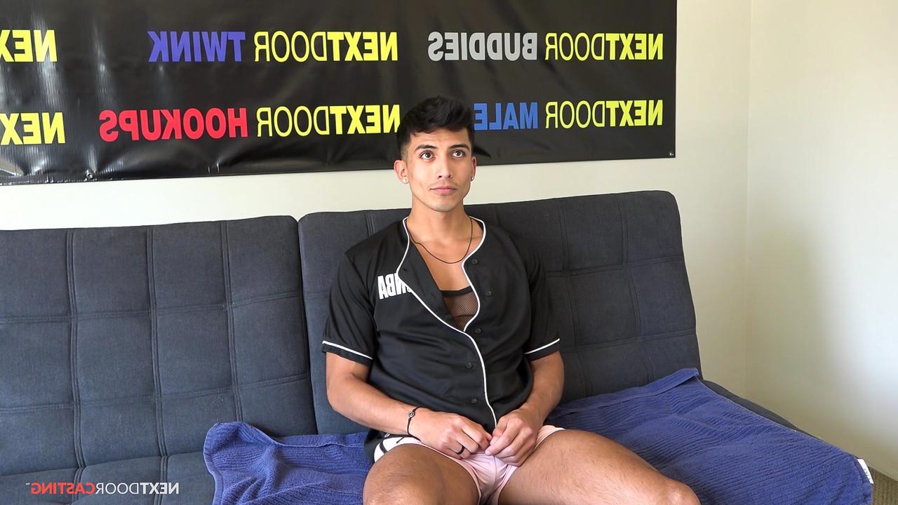 15P Gay amador Romeo Foxx perde a roupa e tira o pau