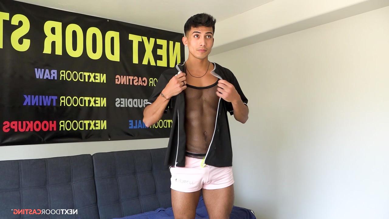 15P Gay amador Romeo Foxx perde a roupa e tira o pau