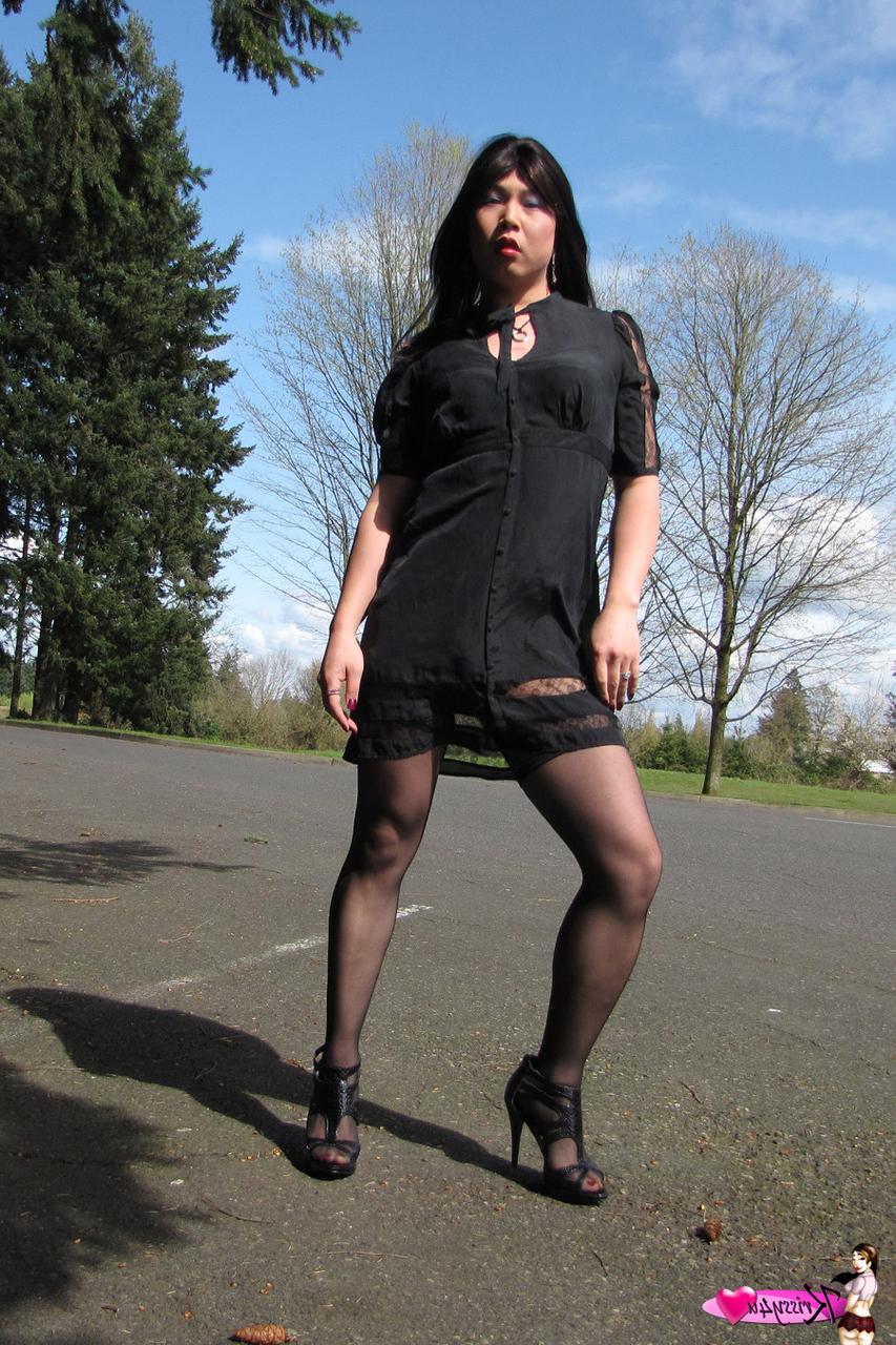 16P A travesti asiática sacanagem Krissy mostra as meias e o pau branco em público