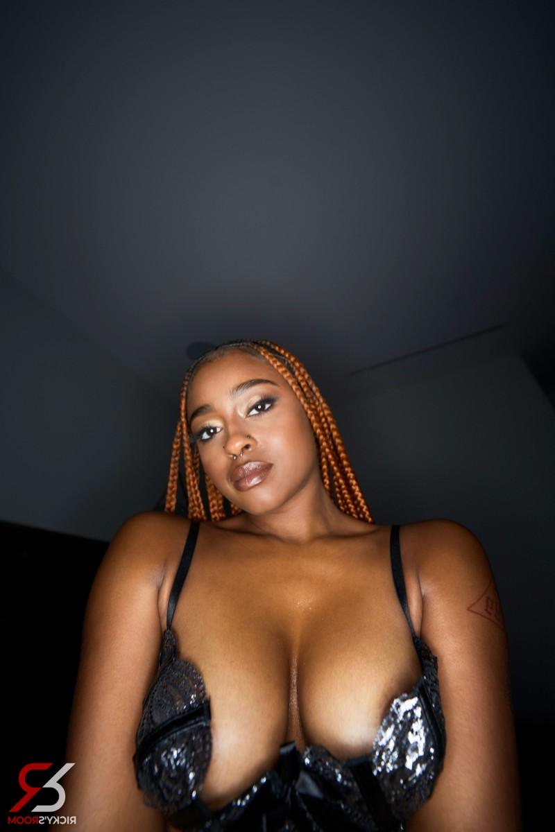19P A negra gostosa Destiny Mira trabalha seu espólio em lingerie e meia-calça