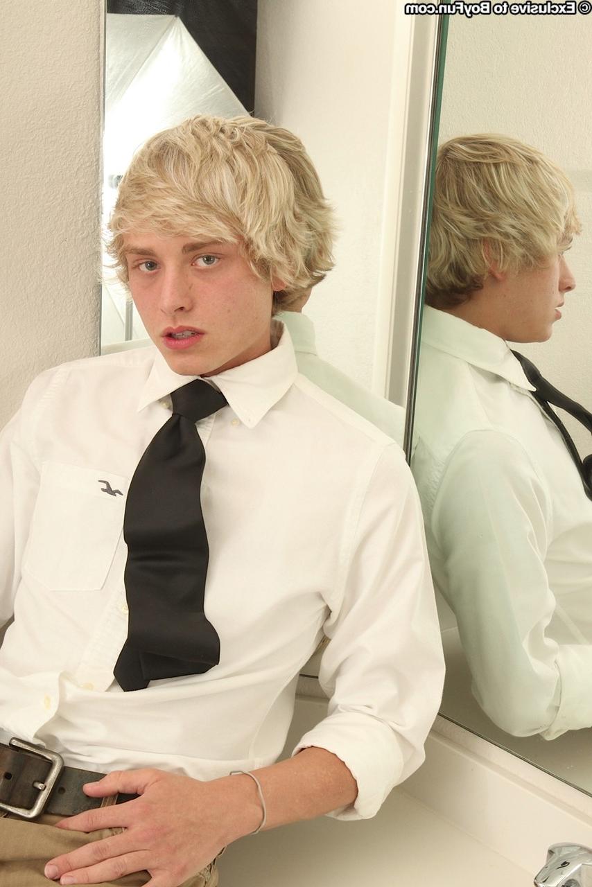 20P Der blonde, schwule College-Junge Christian Robbins masturbiert vor dem Spiegel