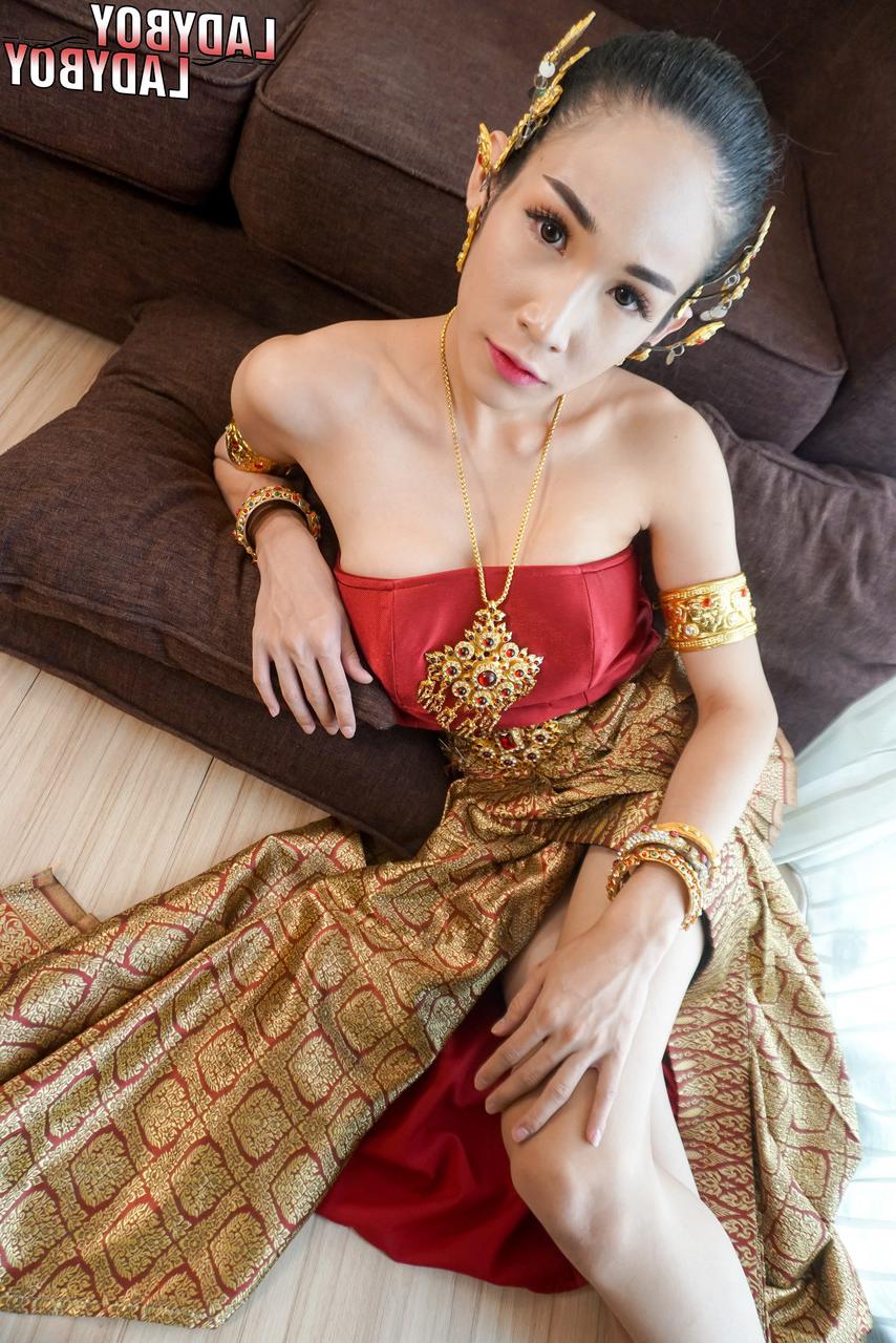 16P Die asiatische Shemale-Göttin Alice zeigt beim Strippen ihren heißen Körper und ihren großen Schwanz