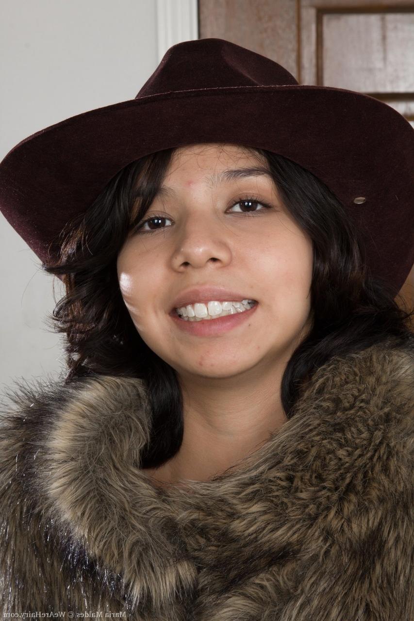 17P Die lateinamerikanische Teenagerin Maria Maldes liebt Pelz, Stiefel und ihren unrasierten Schritt