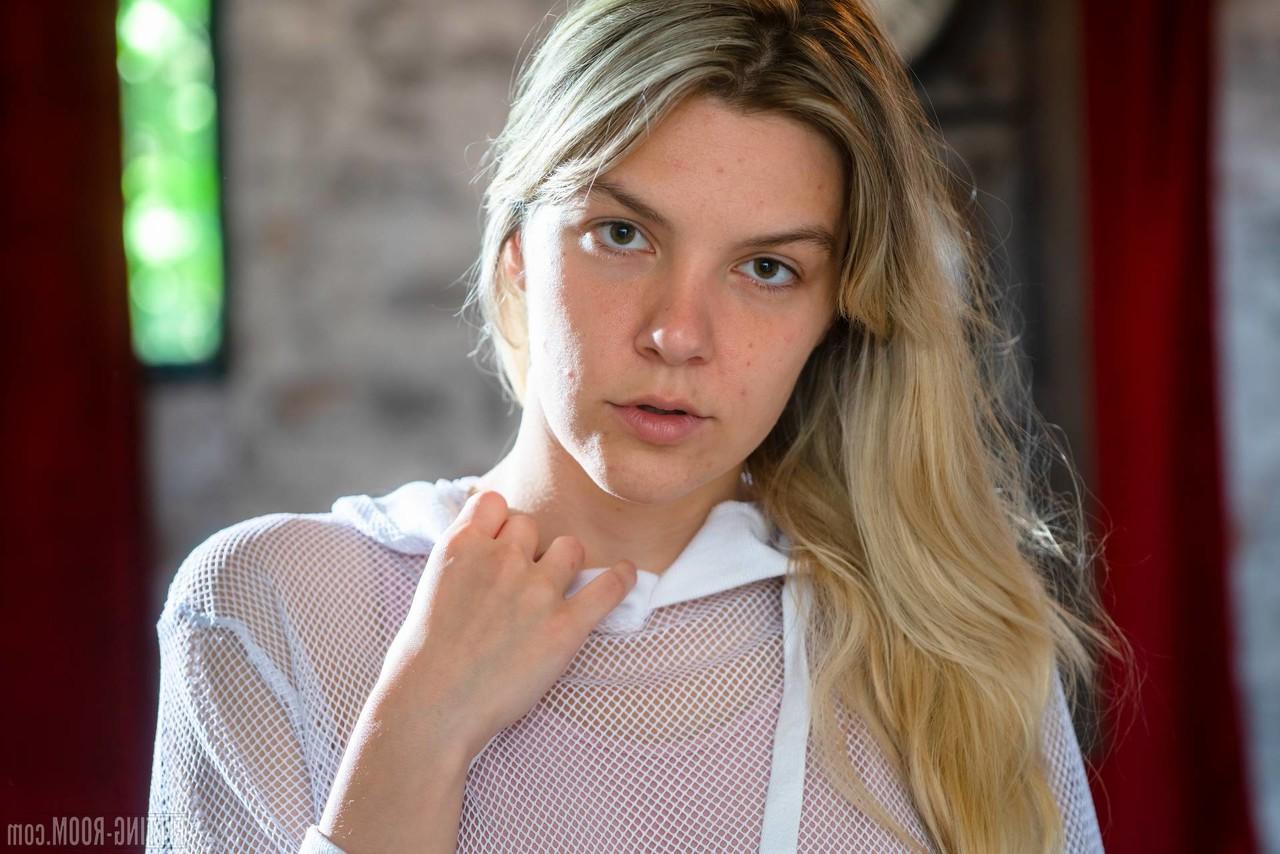 10P La jeune blonde Mischa Wren exhibe tout son buisson tout en jouant avec son trou du cul.