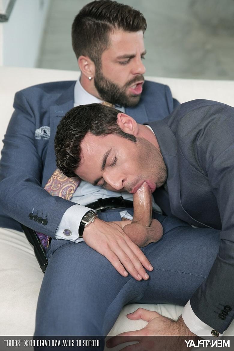 20P Empresários gays excitados Dario Beck e Hector de Silva curtindo sexo quente no sofá