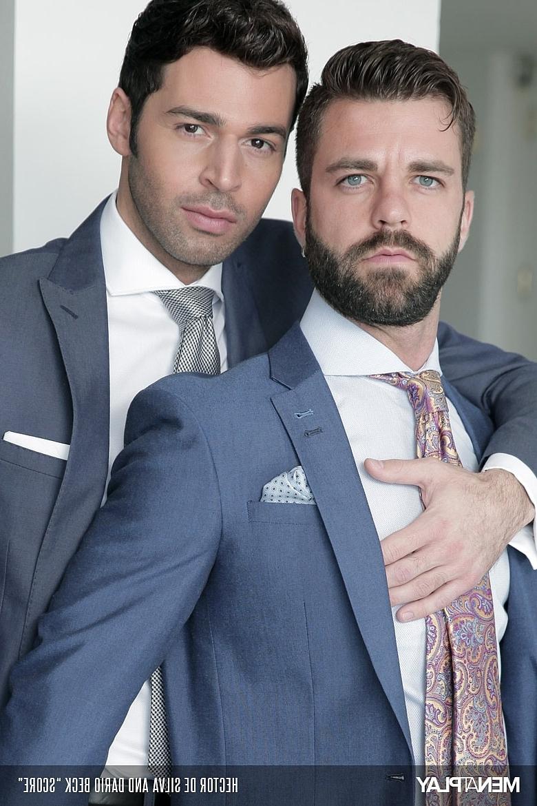 20P Empresários gays excitados Dario Beck e Hector de Silva curtindo sexo quente no sofá