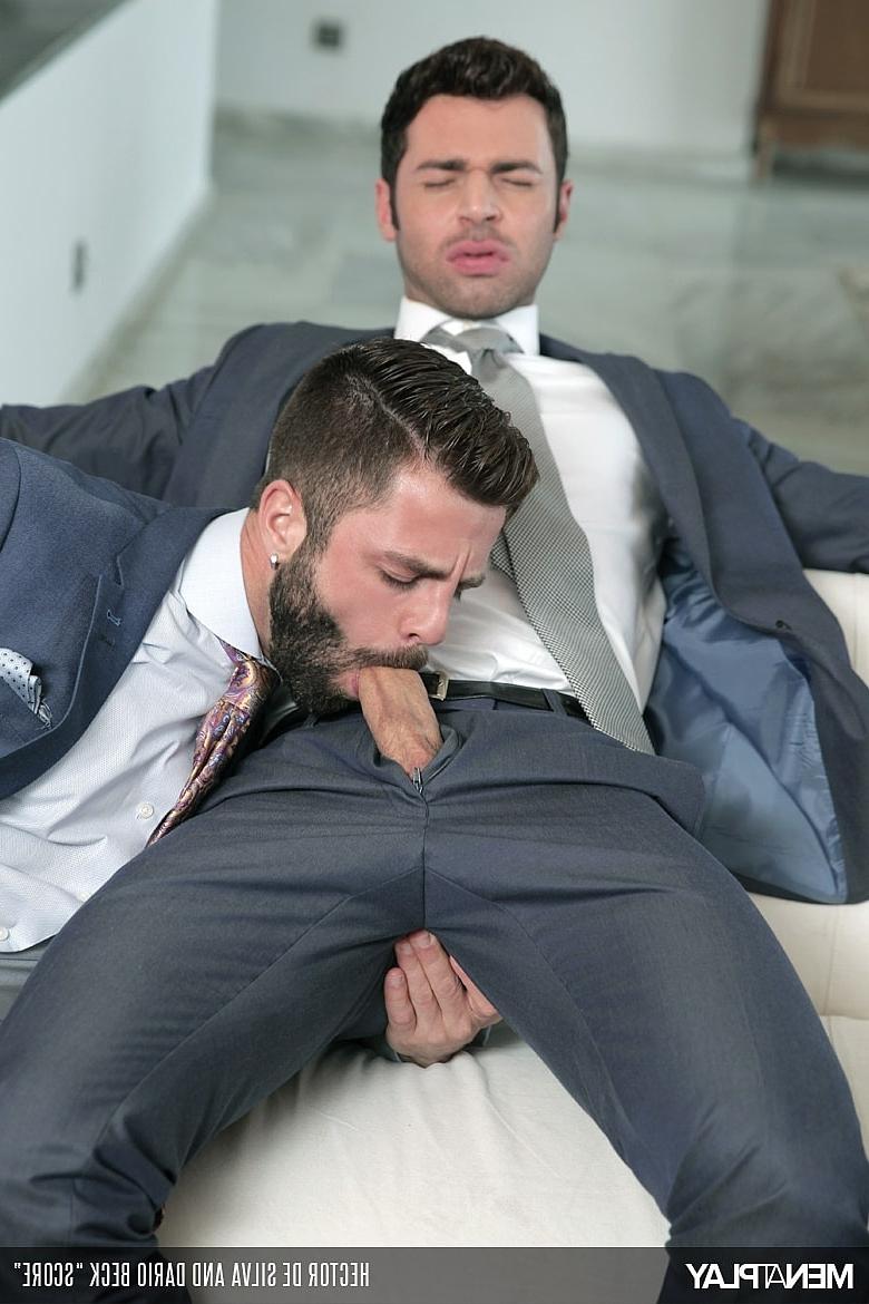 20P Empresários gays excitados Dario Beck e Hector de Silva curtindo sexo quente no sofá