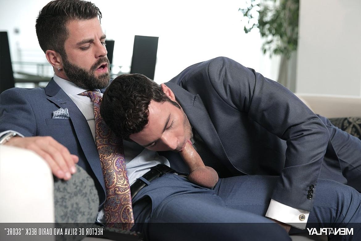 20P Empresários gays excitados Dario Beck e Hector de Silva curtindo sexo quente no sofá