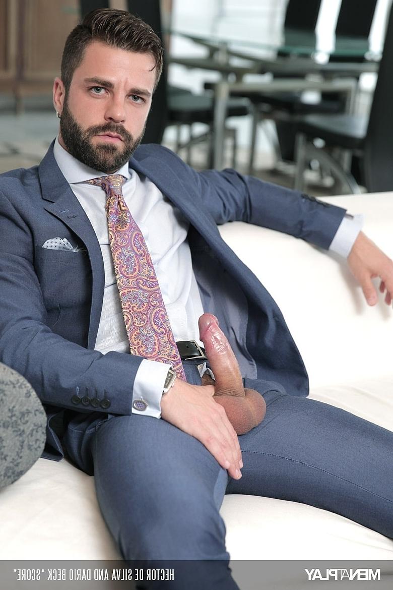 20P Empresários gays excitados Dario Beck e Hector de Silva curtindo sexo quente no sofá