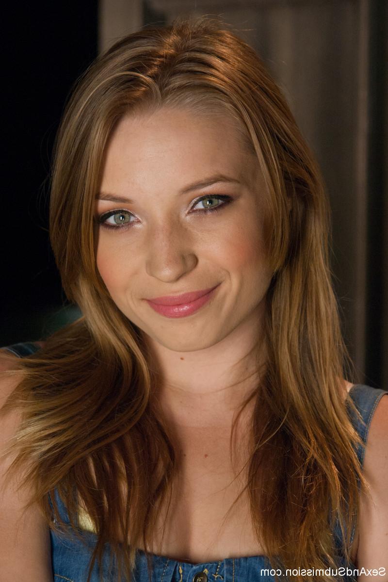 20P L'adorable jeune Alyssa Branch expose son petit corps et pose nue.