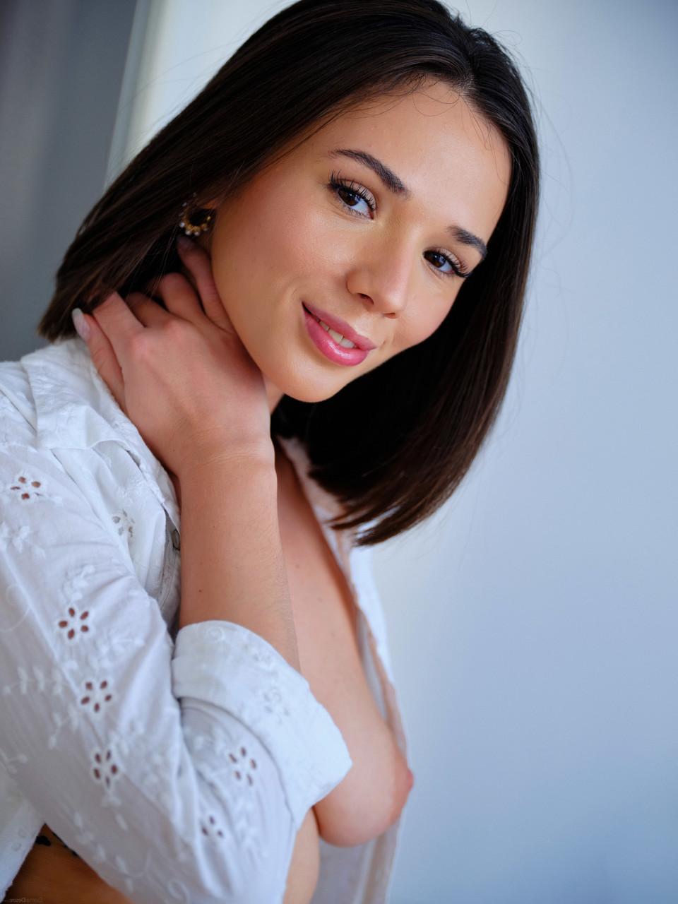 20P La sexy joven eve sweet se quita el vestido blanco y hace alarde de su cuerpo caliente